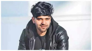 Guru Randhawa slammed for song Azul, hits back with a cryptic post: 'Jado mein sab nu khush karn lagga...'