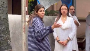 Shah Rukh Khan's Manager, Pooja Dadlani, Bereaved by Mother-in-Law's Death; Returns From 'King' Shoot Amidst Paparazzi Scrutiny