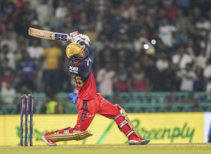 Ấn tượng với Virat Kohli, Jitesh Sharma nói về việc chia sẻ phòng thay đồ tại RCB
hoặc
Jitesh Sharma: Sự kính trọng với Virat Kohli khi ở chung đội RCB
hoặc
Jitesh Sharma tiết lộ về mối quan hệ với Virat Kohli trong màu áo RCB