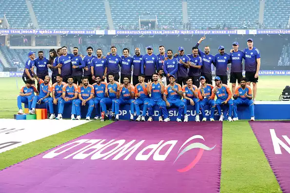 India pose 'without' the Asia Cup trophy.